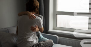 pareja abrazada que ejemplifica la dependencia emocional