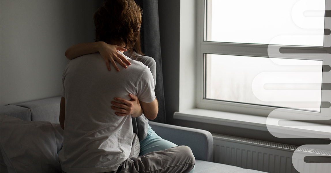 pareja abrazada que ejemplifica la dependencia emocional