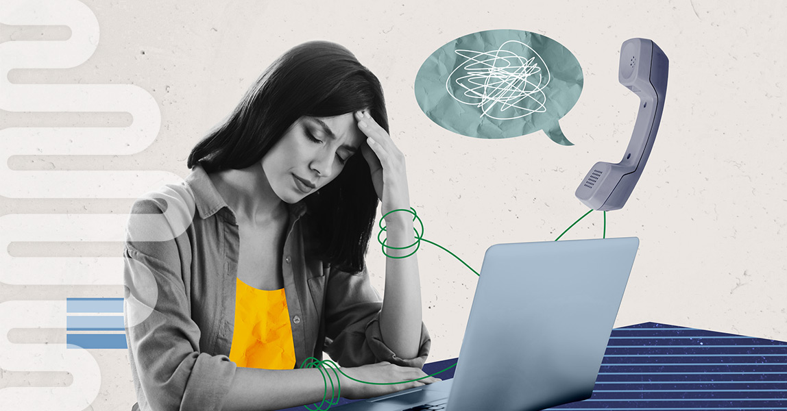 Persona frente a la computadora simulando estrés laboral