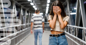 Pareja discutiendo simulando una ruptura amorosa