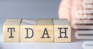 Letras en madera que forman la palabra TDAH
