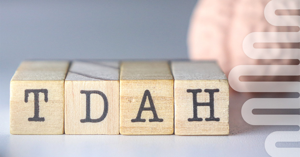 Letras en madera que forman la palabra TDAH