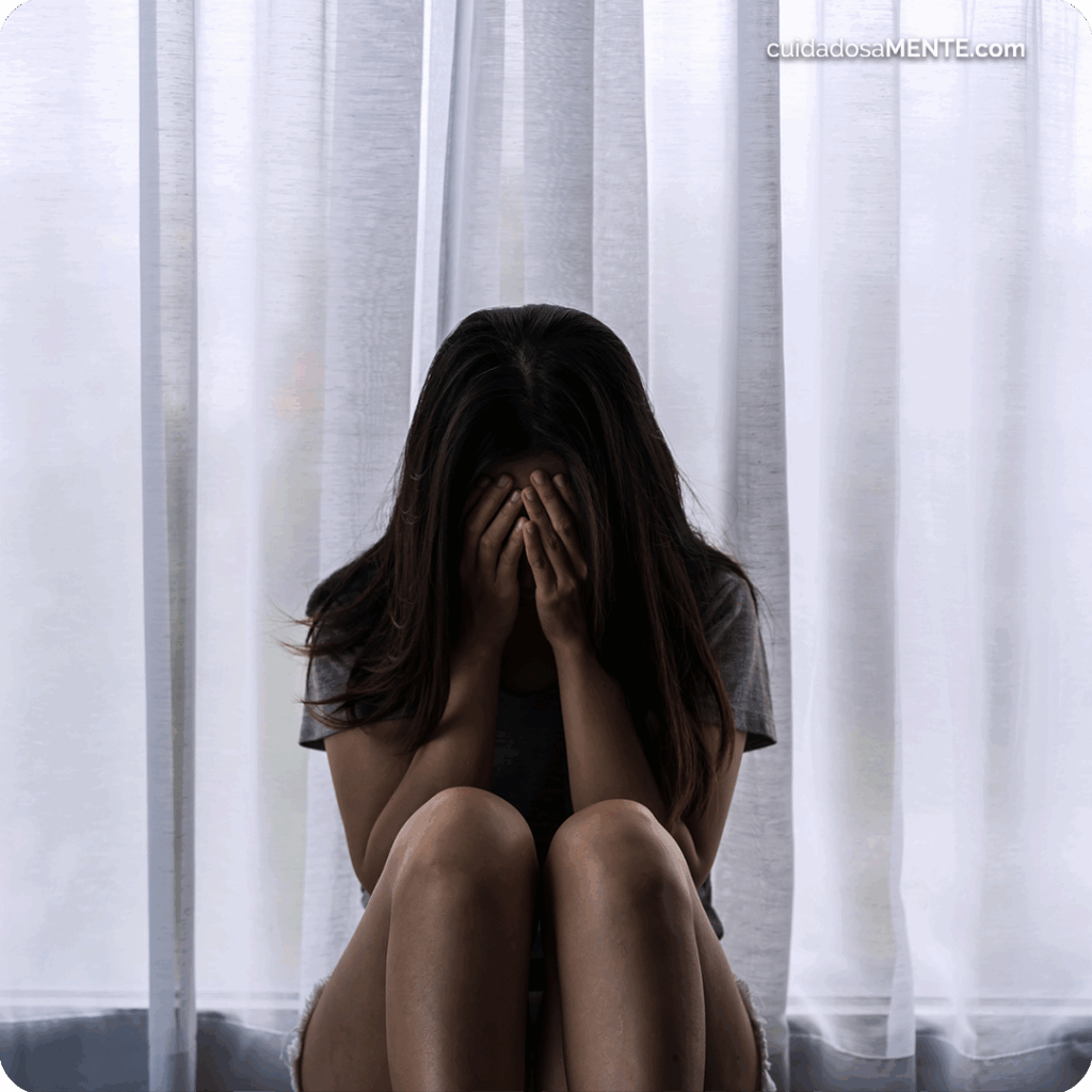 persona en cuclillas que refleja un daño por violencia emocional