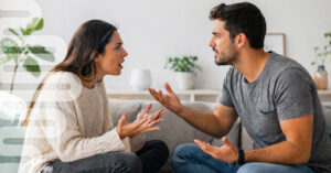 pareja discutiendo reflejando violencia emocional
